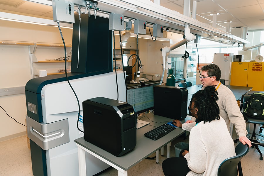 Evans and Ferguson working in the Proteomics Core Facility.  Photo credit: Javier Rivas